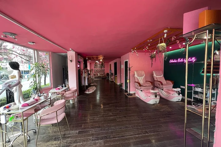The salon corridor — pink ceiling and pedicure thrones