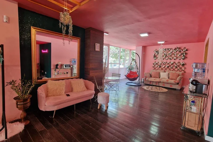 Lounge with big mirror and pink couch